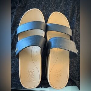 NWOT Reef Women's Navy and Tan Slide Sandals